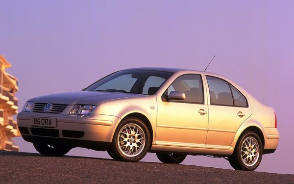 Дори с име, което подсказва скучно съществуване, Volkswagen Bora дойде вълнуващ през 2000 г. заради лансирането на 2,8-литровия V6-задвижван 4Motion. Този Bora имаше двигател с 201 к.с., уникален оборот, способен да извлече максимума от мощността благодарение на задвижването на четирите колела. Вследствие на това той покри ускорението до 100 за 7,2 секунди и максимална скорост от 235 км в час.

Volkswagen не стигна толкова далеч, че да предложи по-мощния двигател на Golf R32 в Bora, но компактният салон се справи добре. Въпреки това, когато Jetta замени Bora през 2006 г., нямаше бърз модел, който да се справи вместо 4Motion. Сега той забравен.